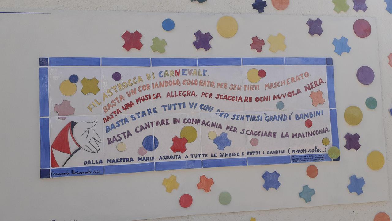 Viareggio, alla scuola Basalari scoperto il murale per la maestra Del Chiaro: "Non ti dimenticheremo"