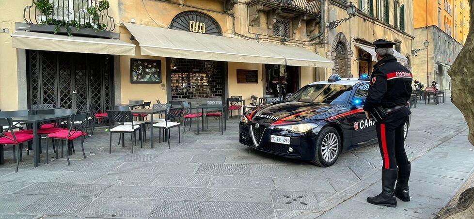 I carabinieri davanti al locale di piazza Napoleone