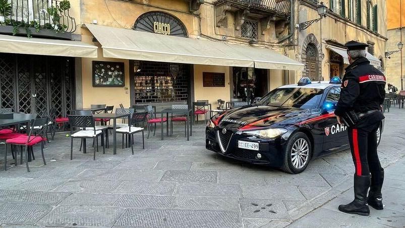 I carabinieri davanti al locale di piazza Napoleone