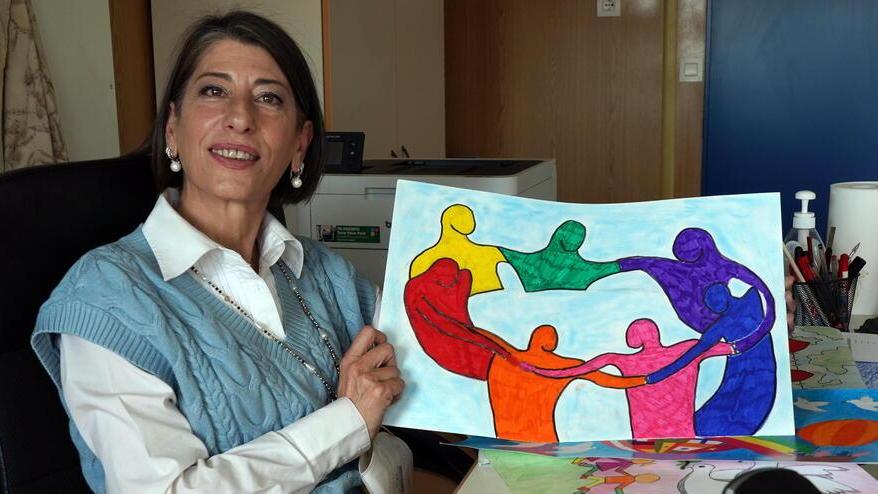 La preside della Curtatone e Montanara,Maria Tiziana Baratta, mostra uno dei disegni dei ragazzi (foto Franco Silvi)