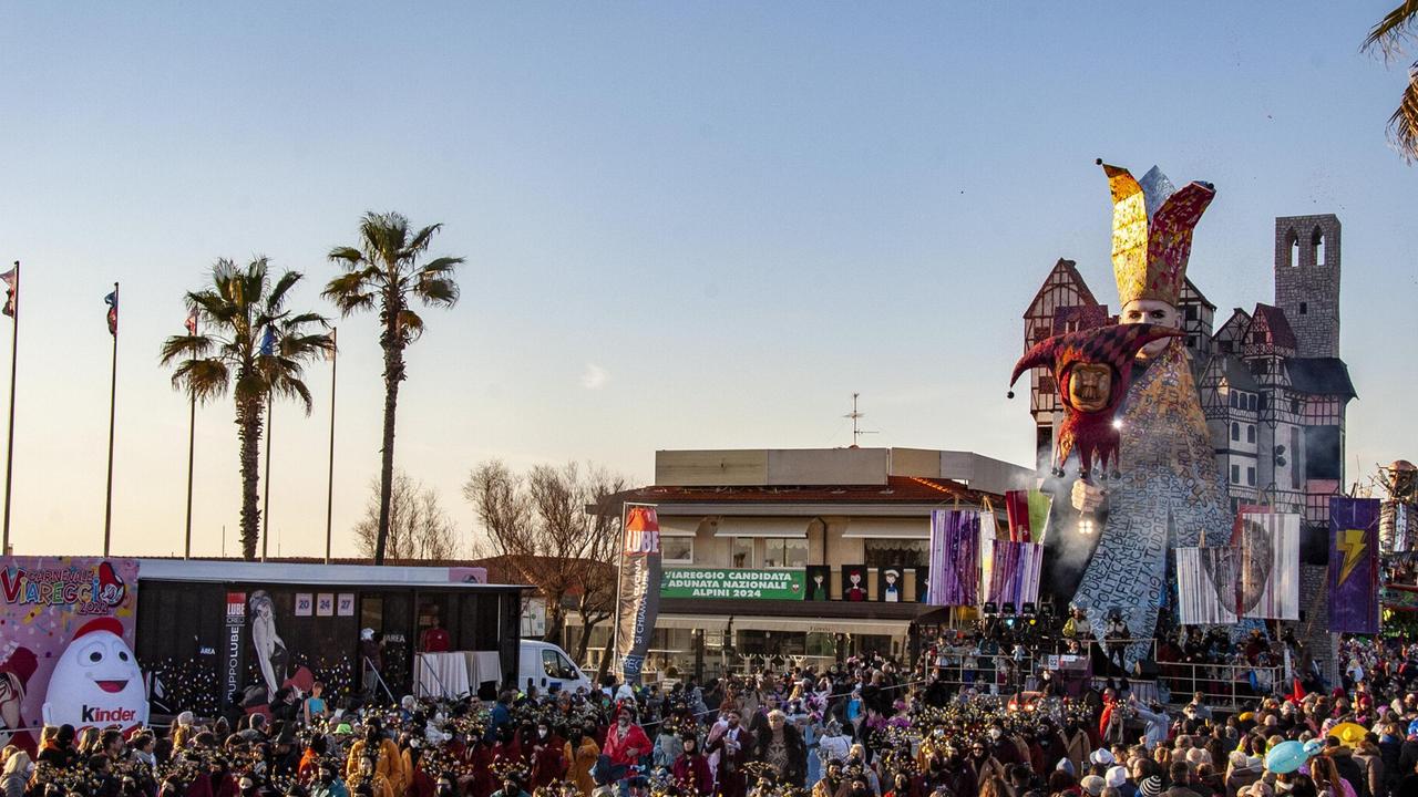 Il corso mascherato in piazza Mazzini