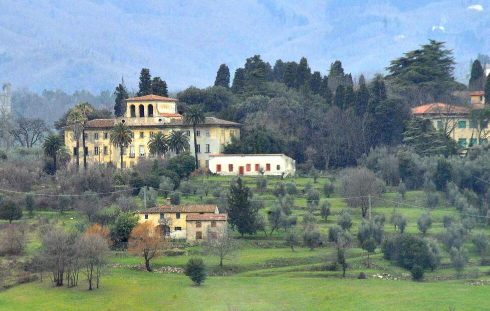 Una panoramica del complesso delle Ville Sbertoli come si vede dalla città
