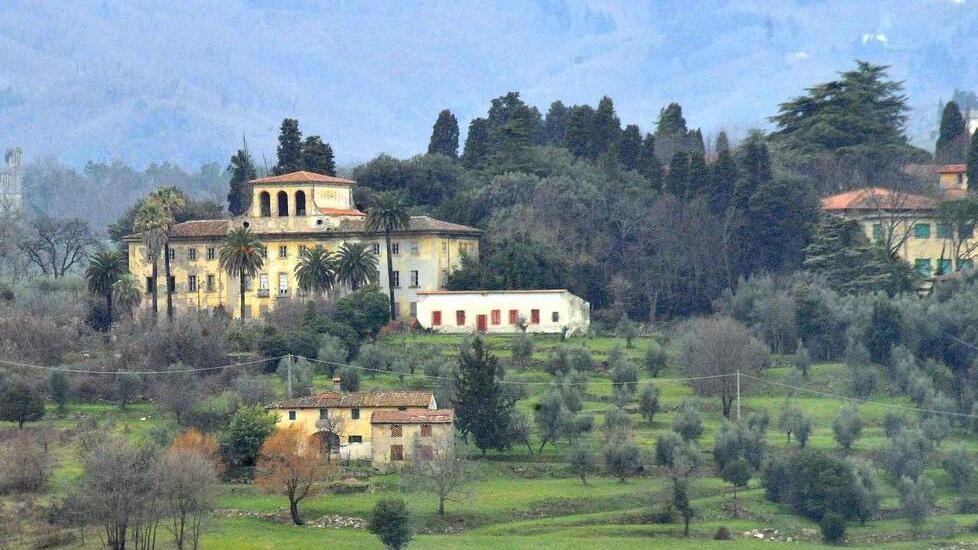Una panoramica del complesso delle Ville Sbertoli come si vede dalla città