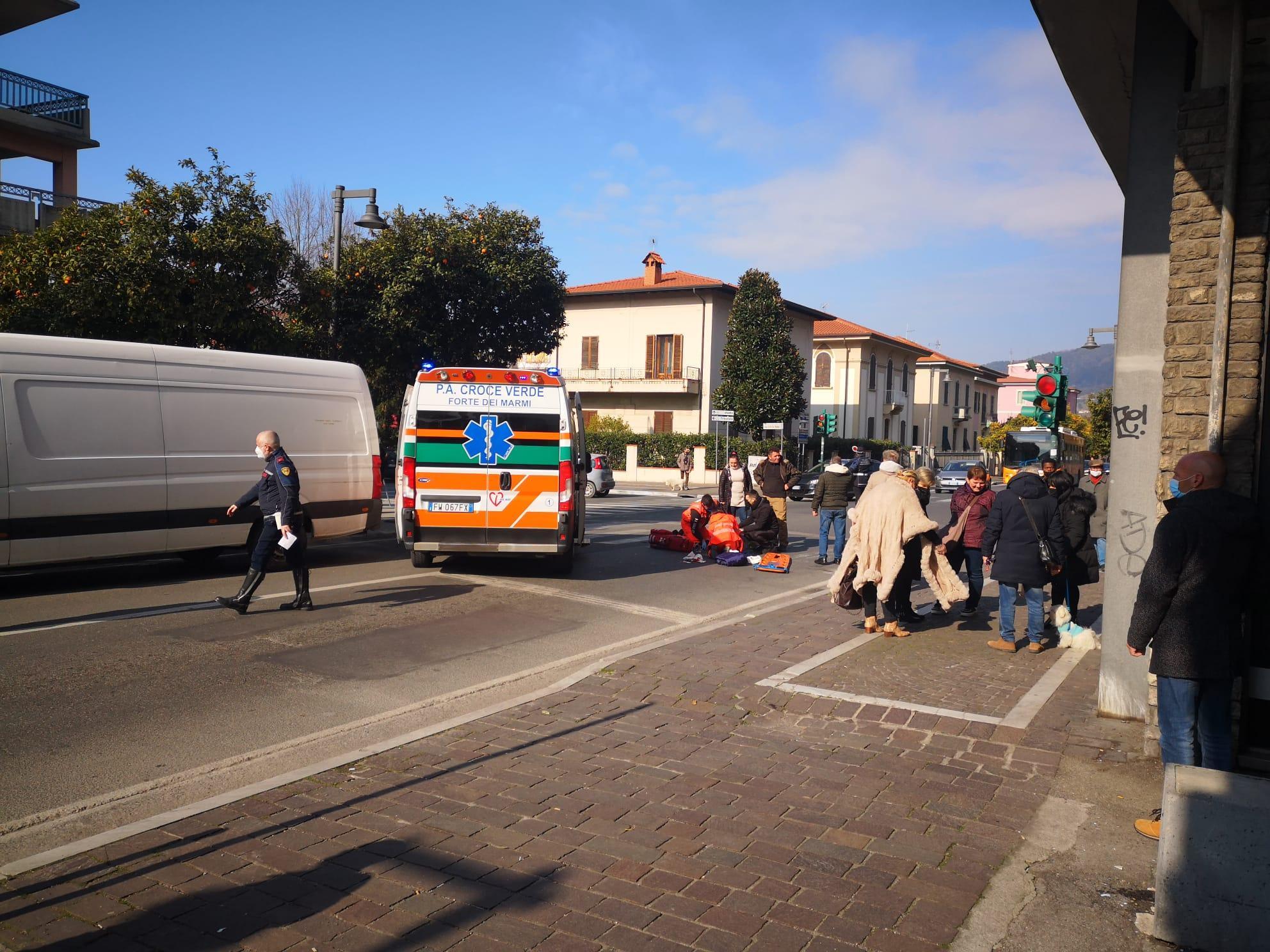Investita mentre attraversa la strada, paura in pieno centro a Massa