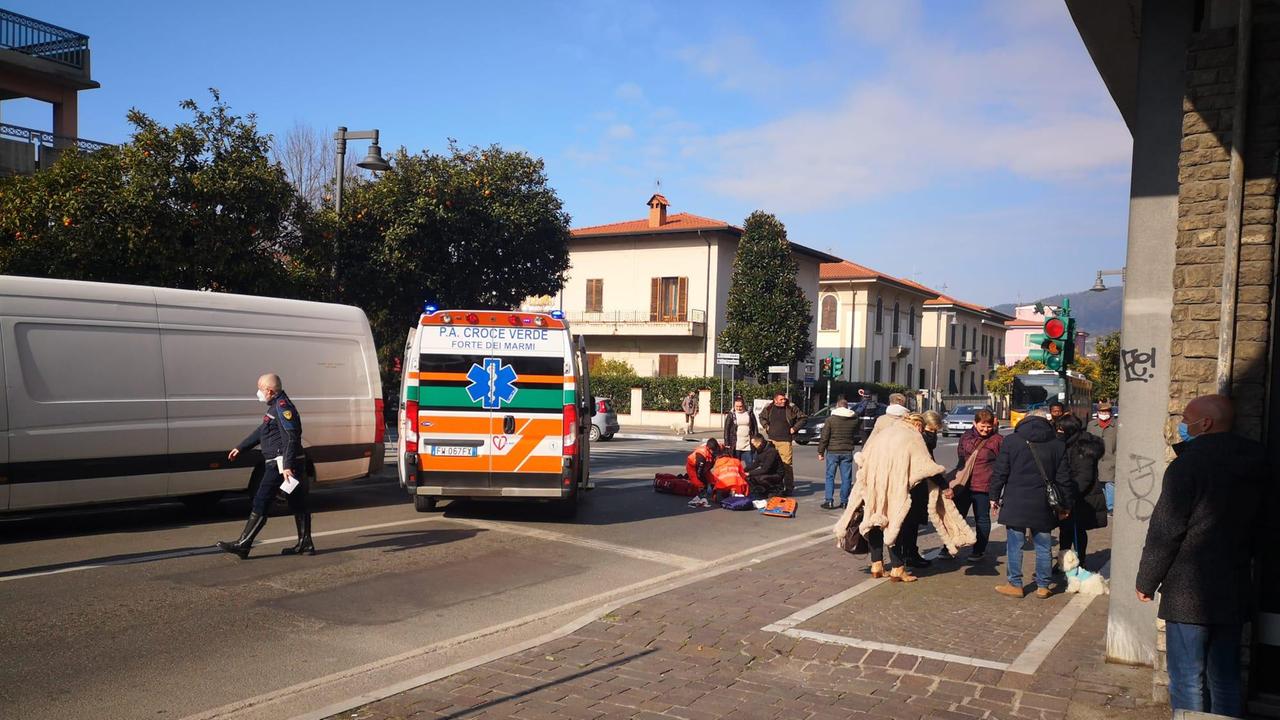 Investita mentre attraversa la strada, paura in pieno centro a Massa