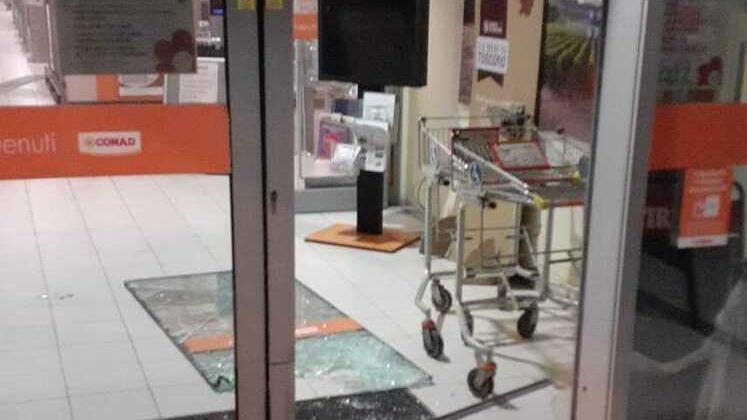 La porta del supermercato Conad danneggiata dai ladri