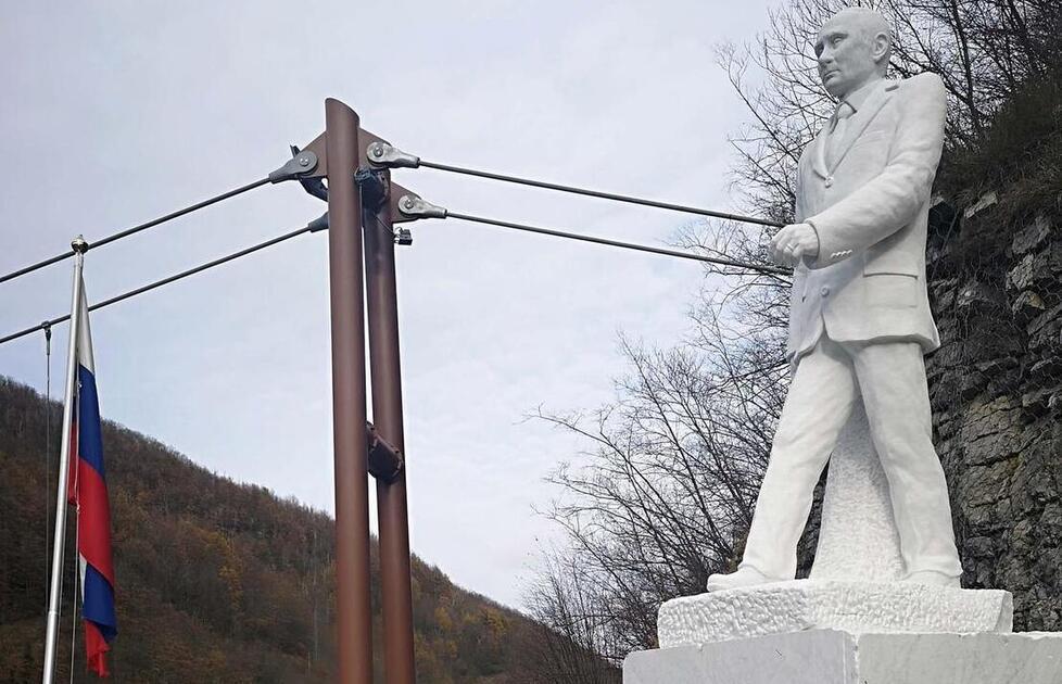 La statua di Vladimir Putin? «Buttatela in fondo al lago di Vagli» 