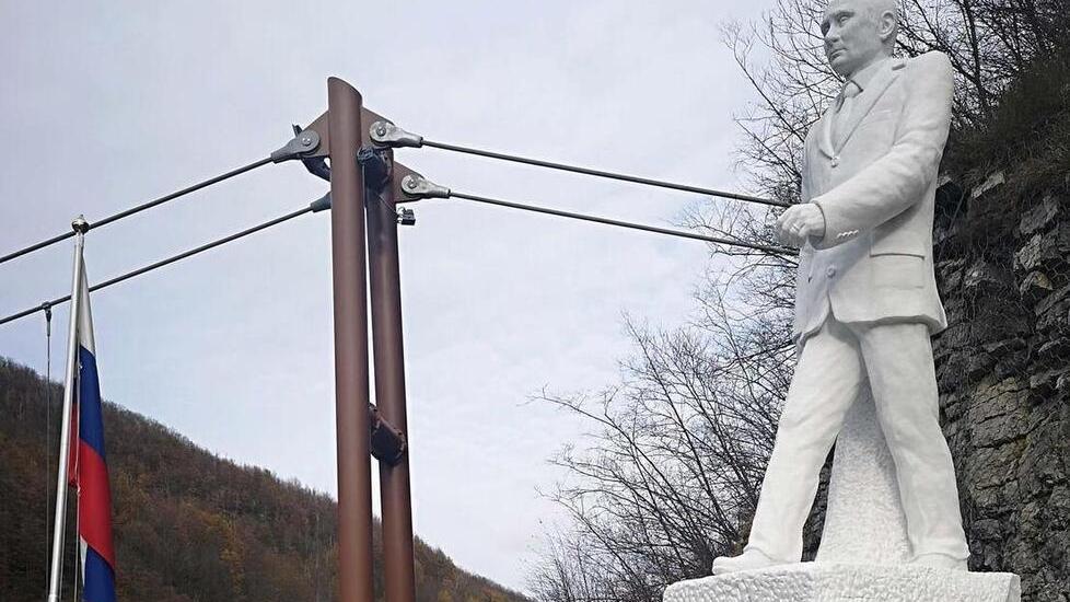La statua di Vladimir Putin? «Buttatela in fondo al lago di Vagli»