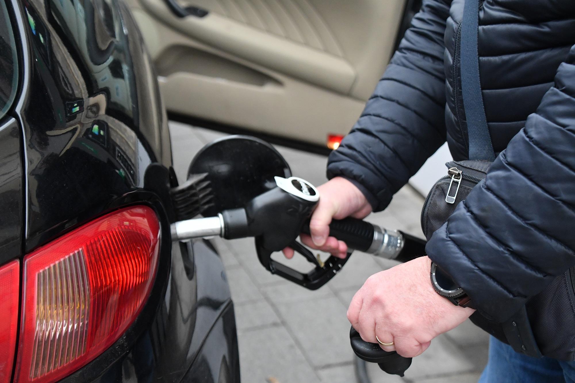 Benzina, l'Adiconsum: «In Sardegna prezzo record di 2,229 euro»