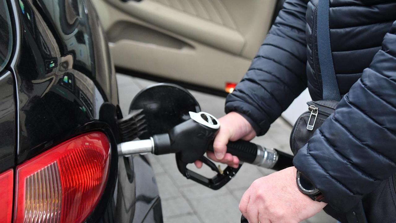 Benzina, l'Adiconsum: «In Sardegna prezzo record di 2,229 euro»