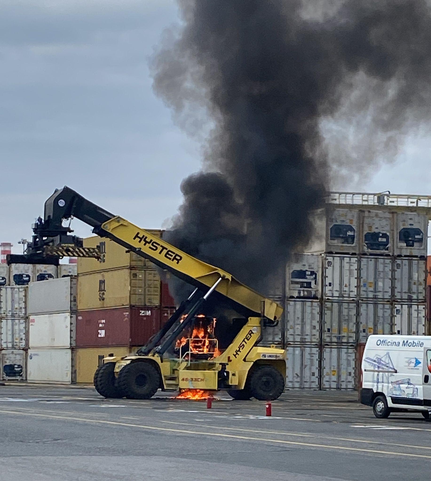 Incendio al porto di Livorno, a fuoco un forklift 