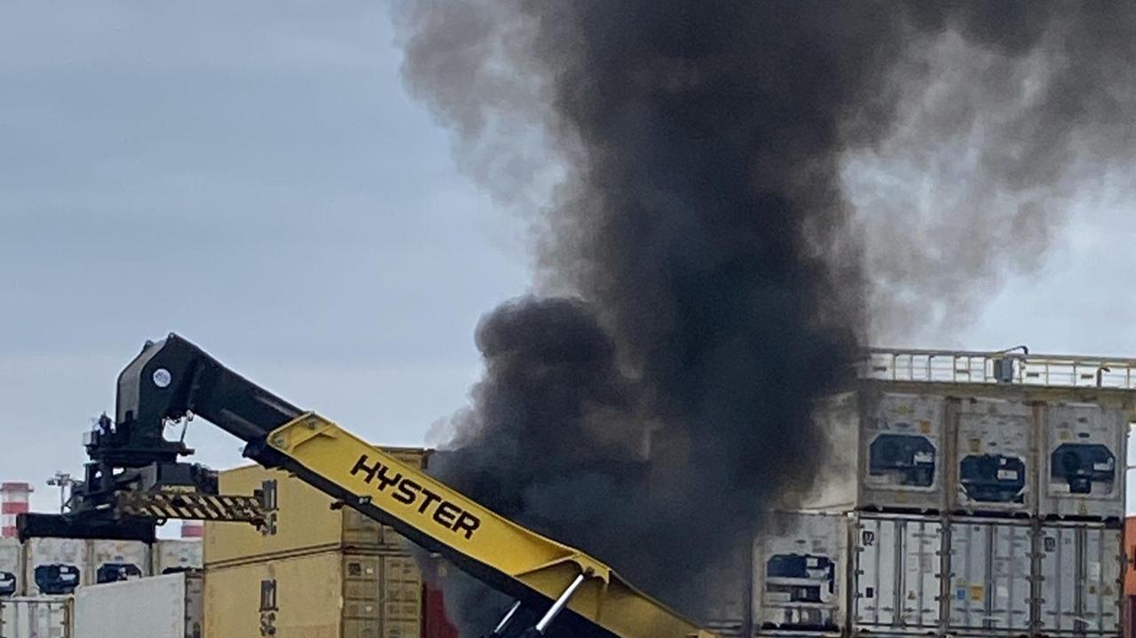 Incendio al porto di Livorno, a fuoco un forklift