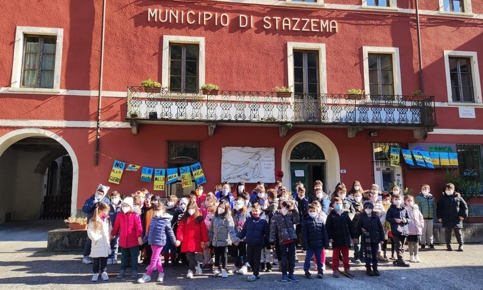 L’iniziativa dei bambini di Stazzema davanti al Comune per dire no alla guerra
