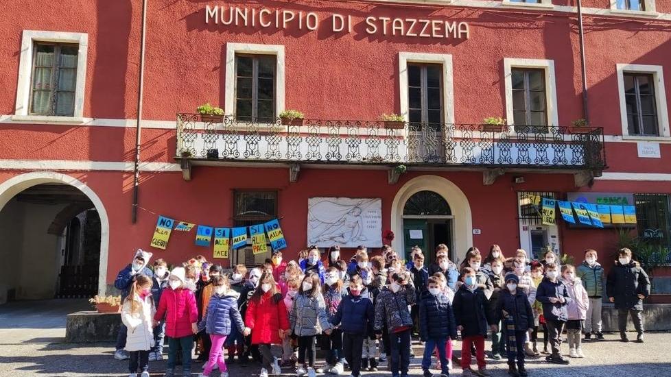 L’iniziativa dei bambini di Stazzema davanti al Comune per dire no alla guerra