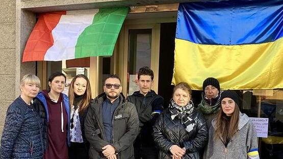 Volontari davanti al fondo di via Buozzi (Foto Falorni/Silvi)