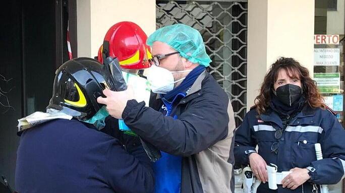 Gli inquilini si preparano all’accesso con vigili del fuoco e polizia municipale