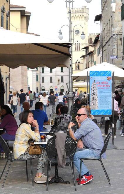 Tavolini all’aperto in via Cavour (foto d’archivio)