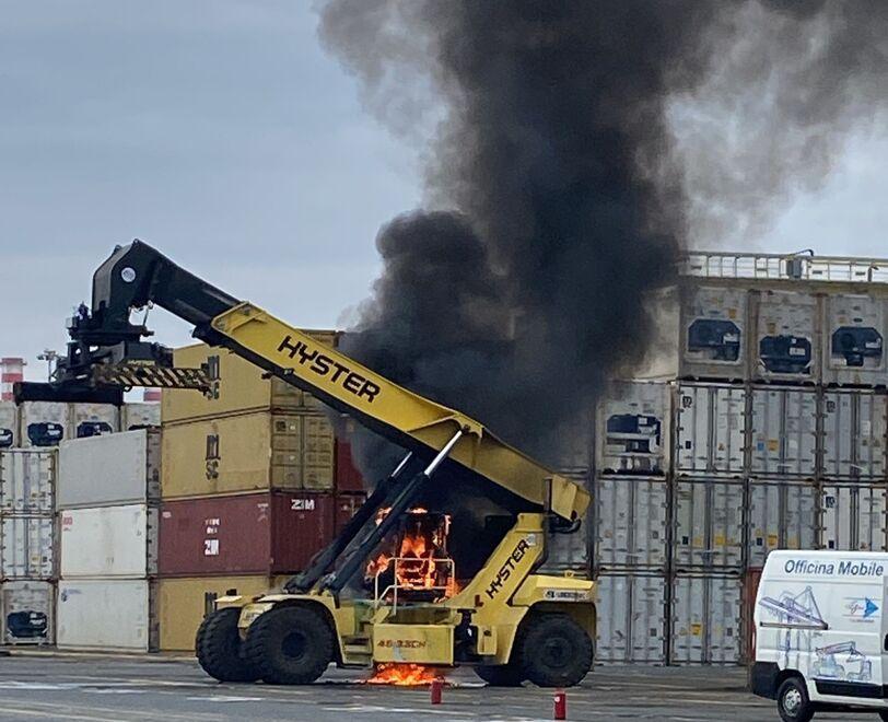 Forklift in fiamme al porto, il racconto di chi lo manovrava: «Sono sceso appena in tempo» 