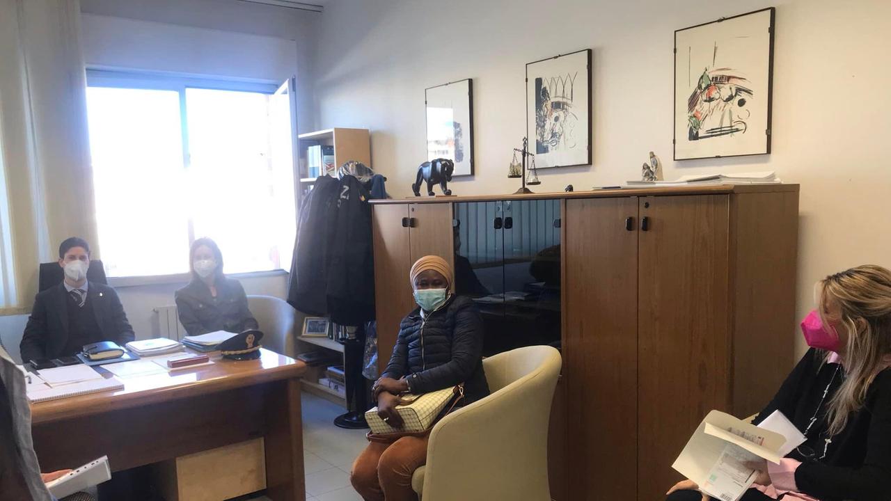 Un incontro all'ufficio immigrazione