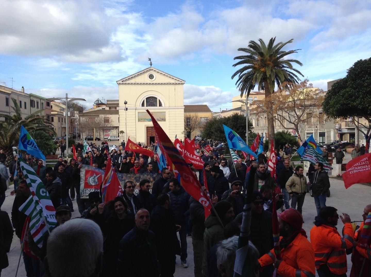 Picchetti ai cancelli Eni e manifestazione a Cagliari