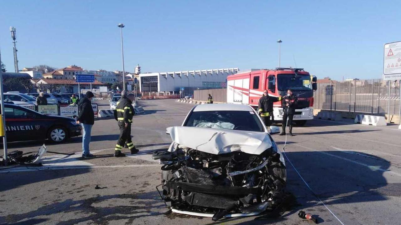 Mercedes contro pullmino, due feriti lievi