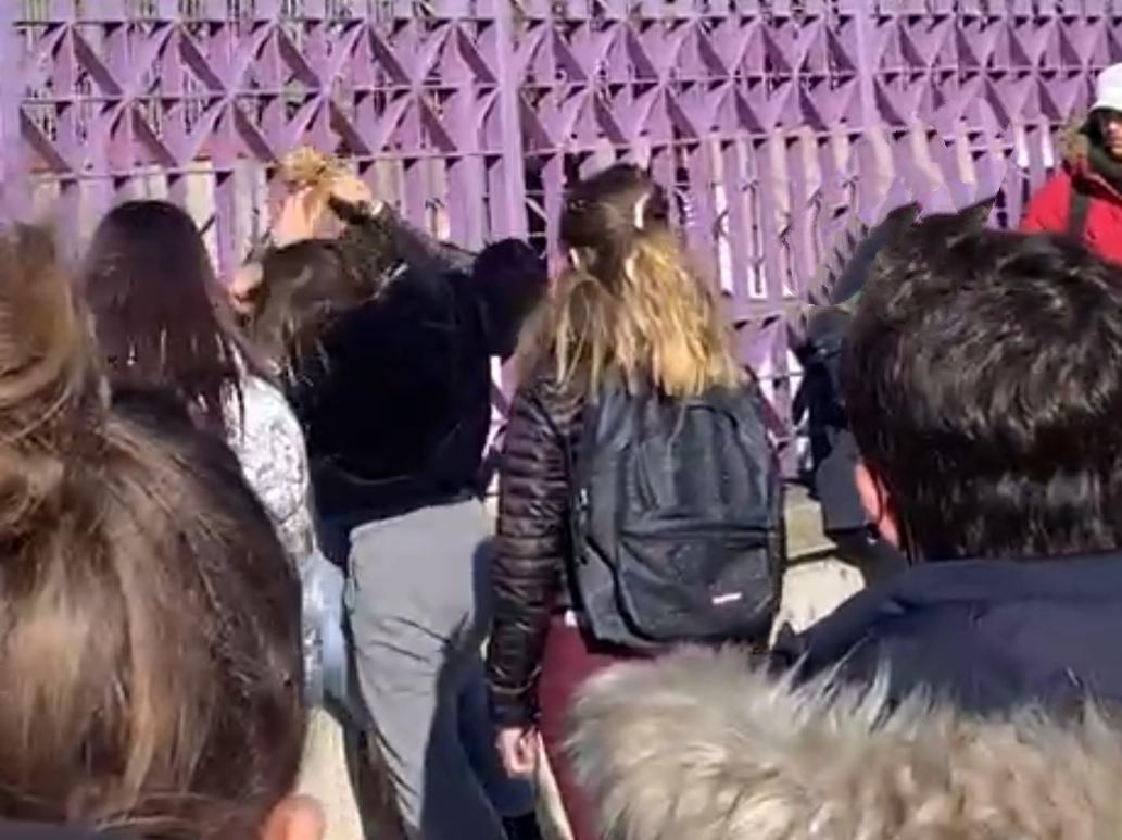 Lite davanti all'Alberghiero di Sassari, divieto di avvicinamento per una delle maggiorenni 