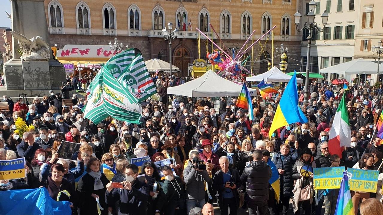 Vince la violenza ma fiorisce la solidarietà