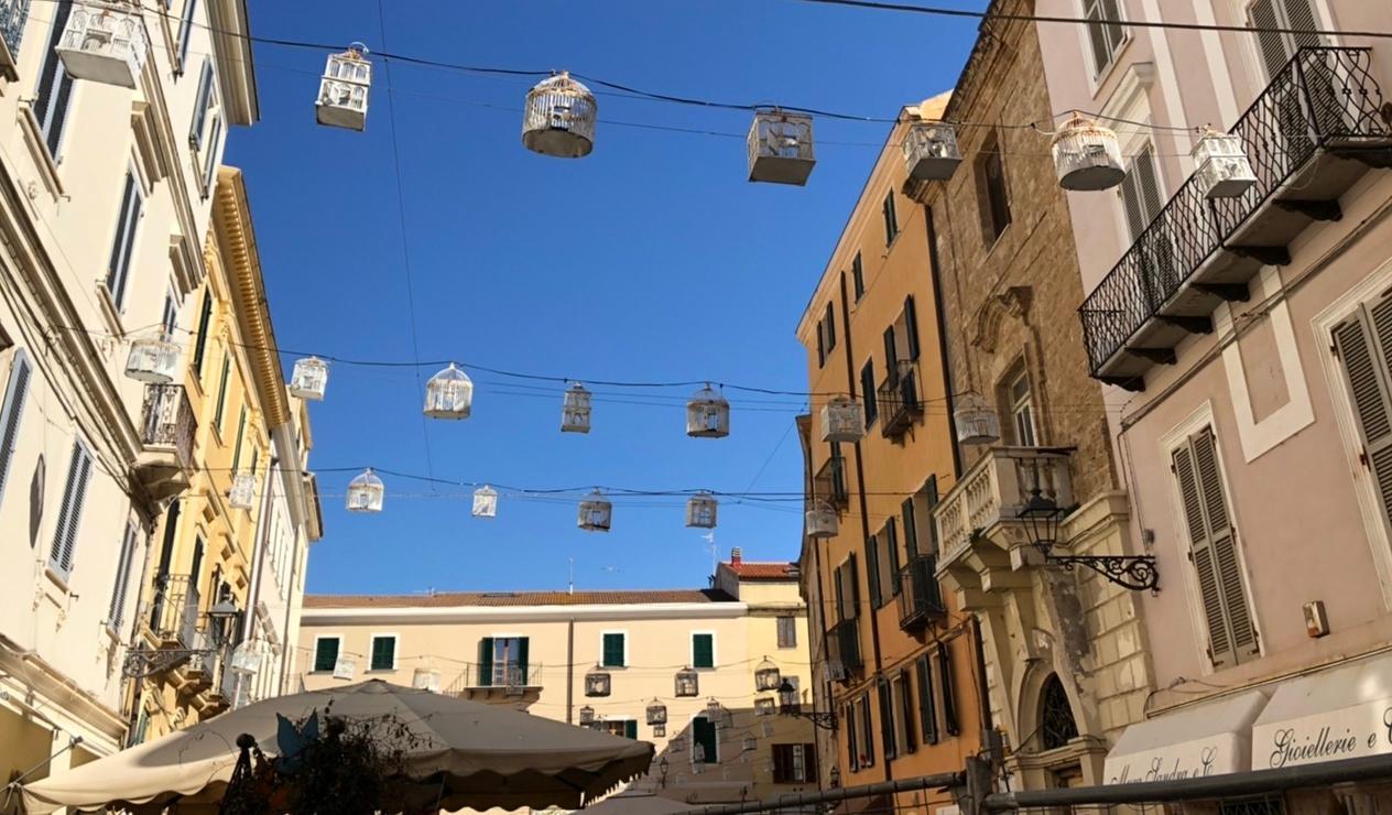 «Via le installazioni dal centro» 