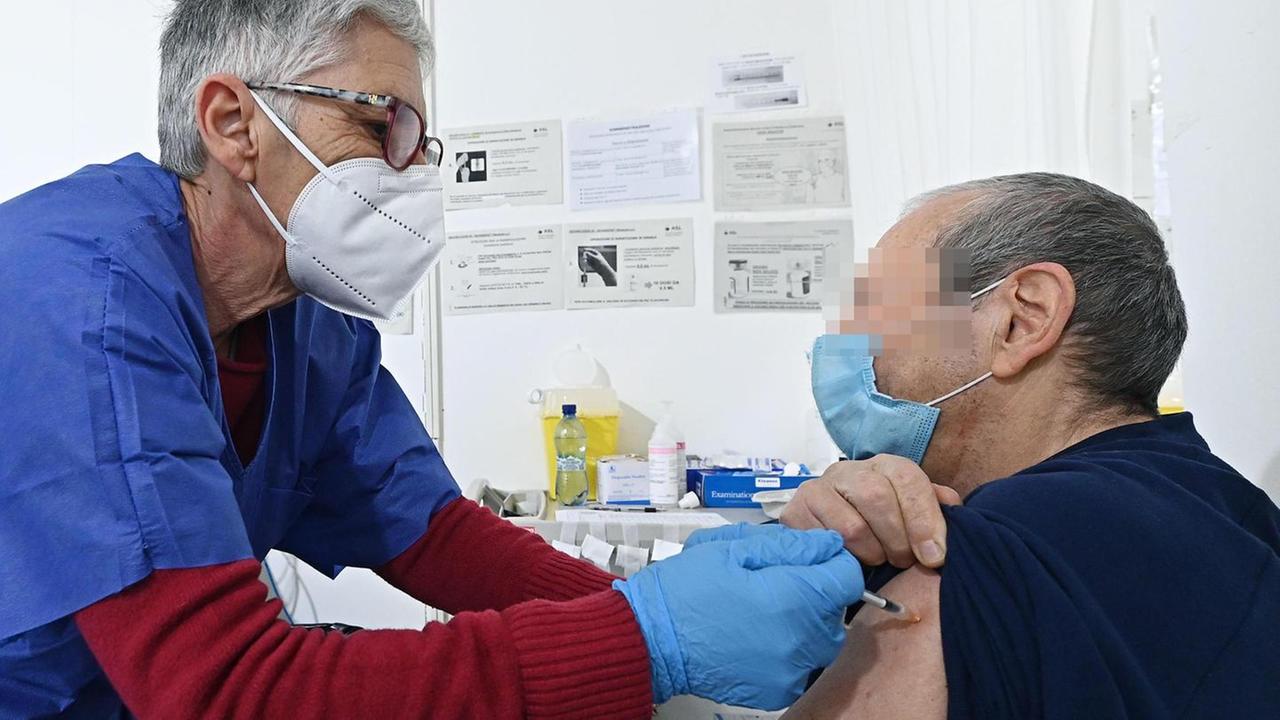 Vaccini, l’isola nel gruppo dei migliori