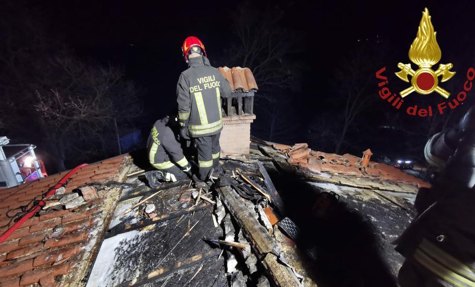 Serramazzoni. Il tetto si incendia nella notte: tanta paura, ma la casa è salva 