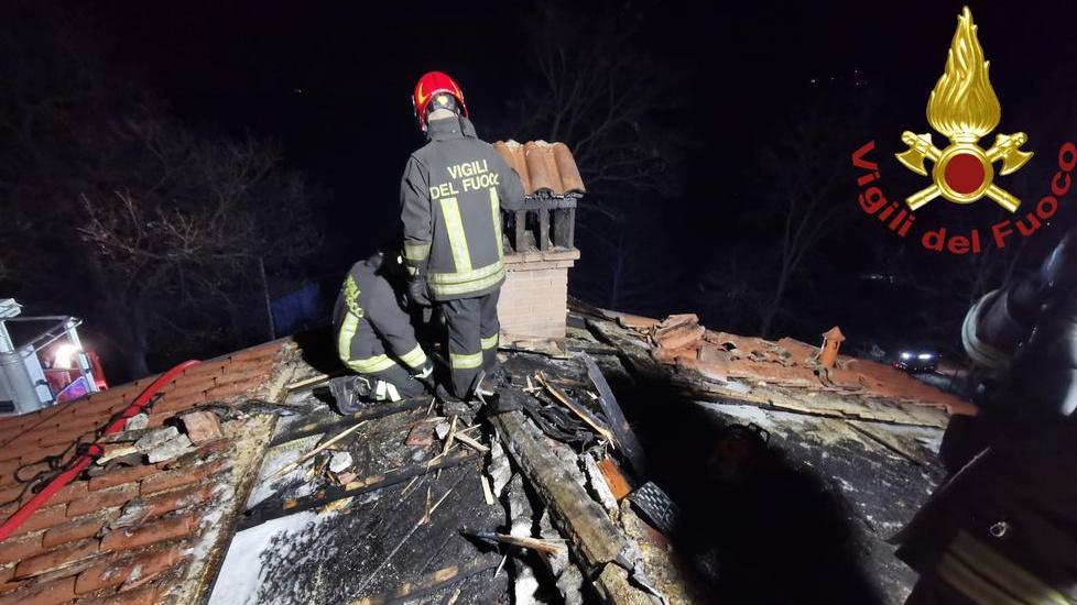 Serramazzoni. Il tetto si incendia nella notte: tanta paura, ma la casa è salva