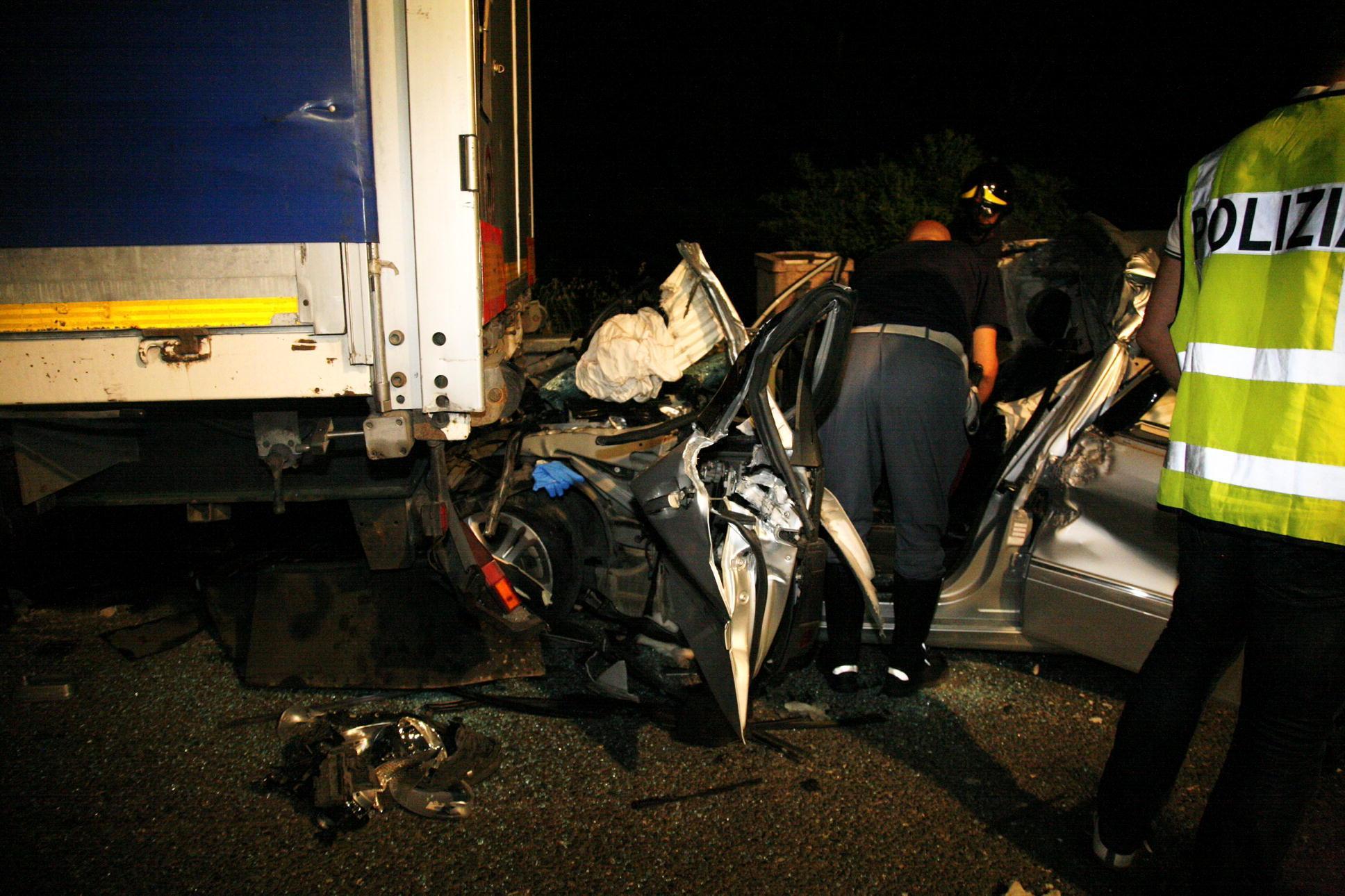Viareggio, scontro tra auto in autostrada: quattro feriti gravissimi, due sono bambini  