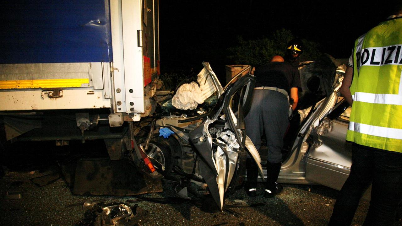 Viareggio, scontro tra auto in autostrada: quattro feriti gravissimi, due sono bambini