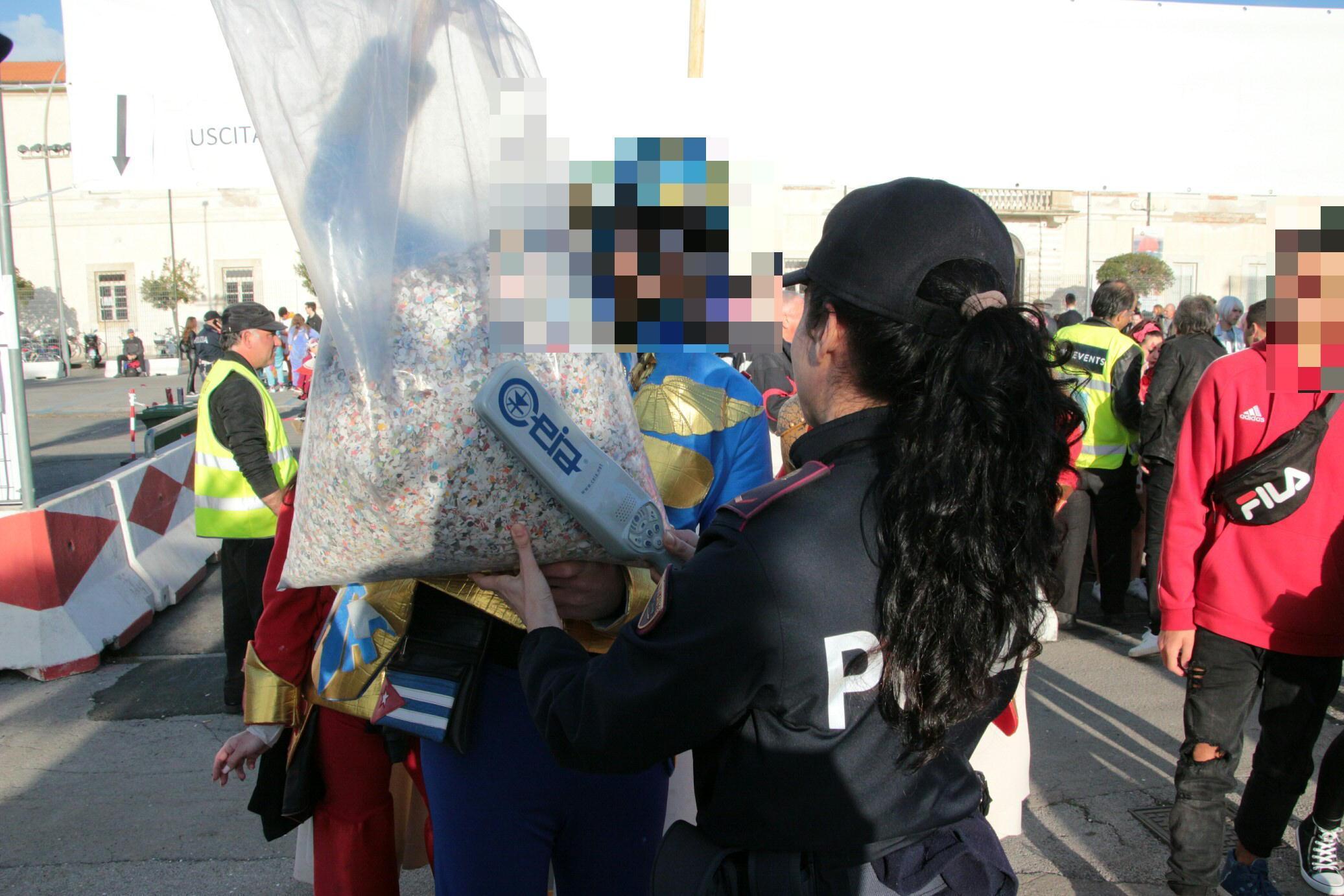 A quindici anni spaccia droga al Carnevale di Viareggio: indagato dalla polizia 