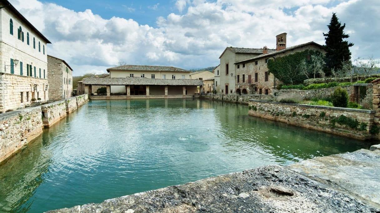 Acqua, vapori, magia: ecco Bagno Vignoni, gioiello della val d’orcia