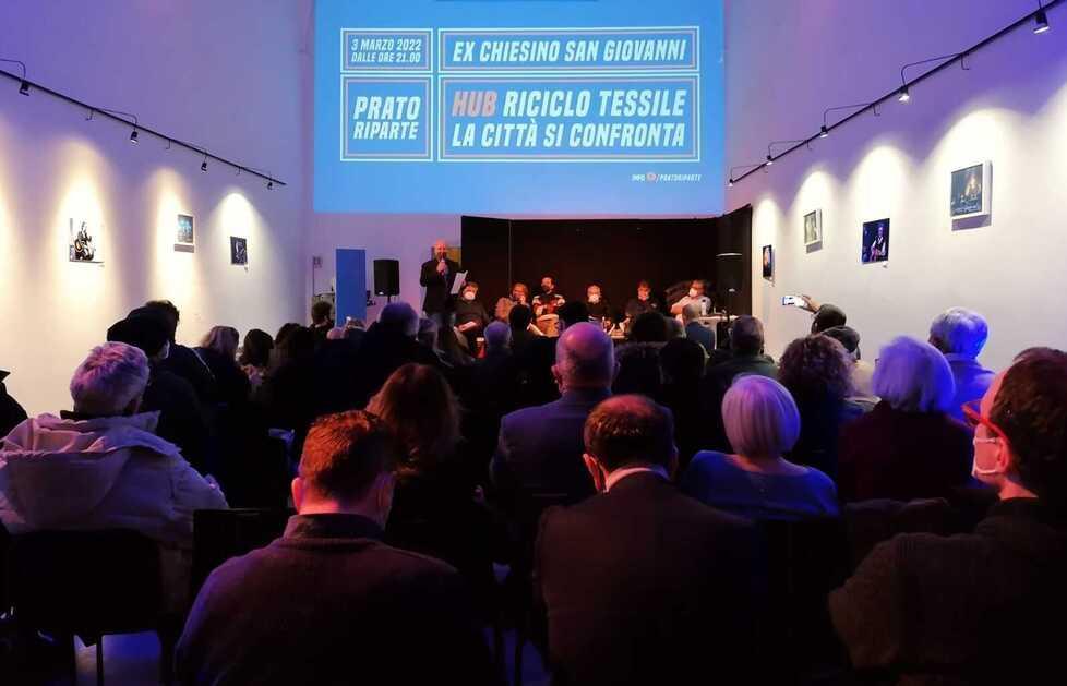 Un momento del confronto col dibattito sull'hub tessile nell'ex chiesino di San Giovanni