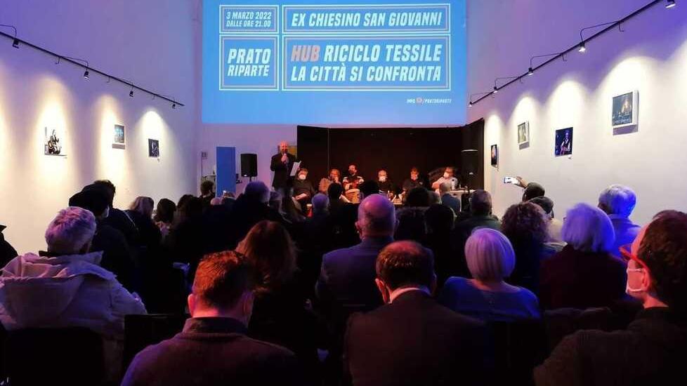 Un momento del confronto col dibattito sull'hub tessile nell'ex chiesino di San Giovanni