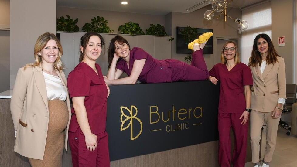 Elisa insieme allo staff dello studio medico