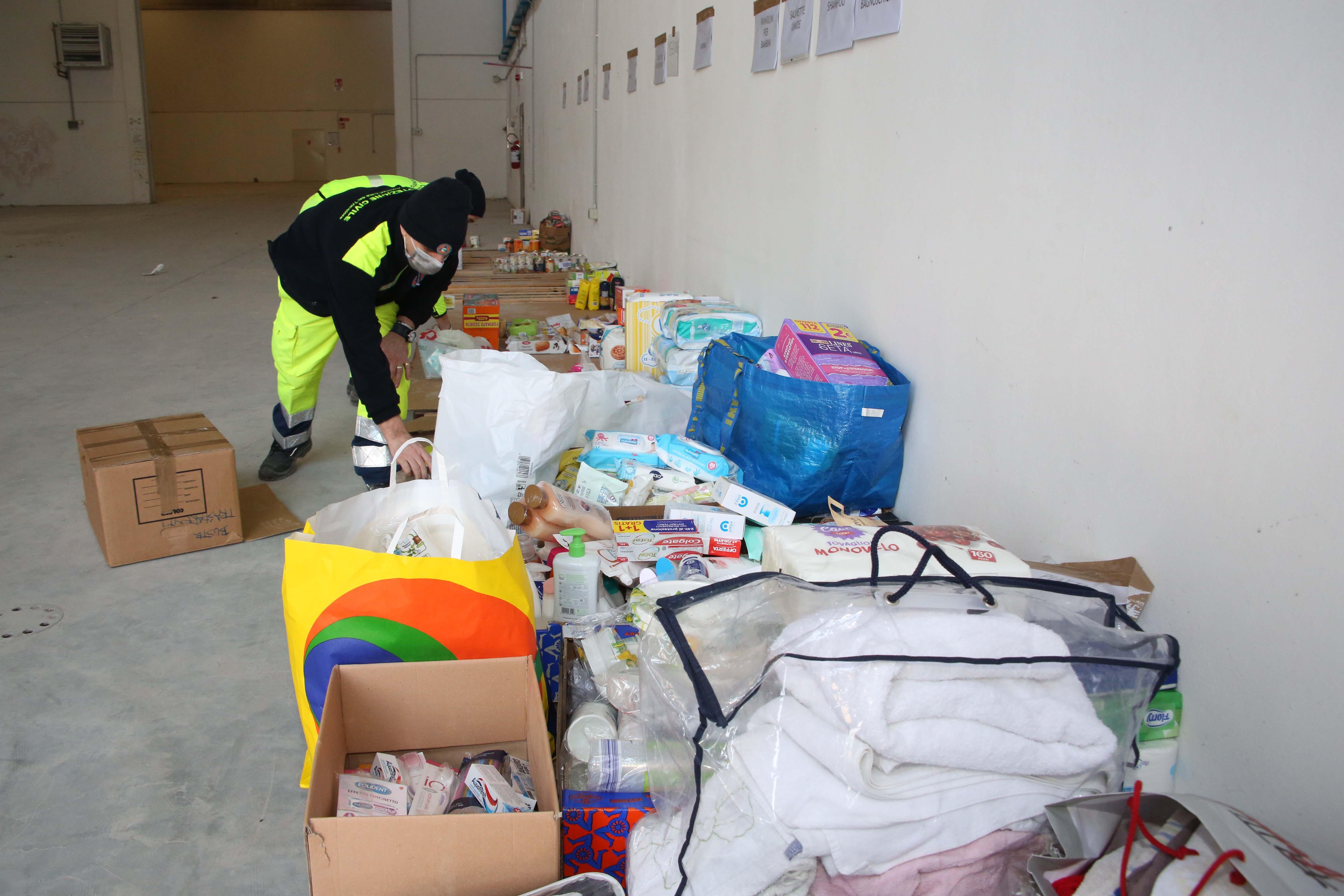 Guerra in Ucraina, a Reggio Emilia un centro unico per la raccolta di aiuti.  Sessanta volontari all’opera 
