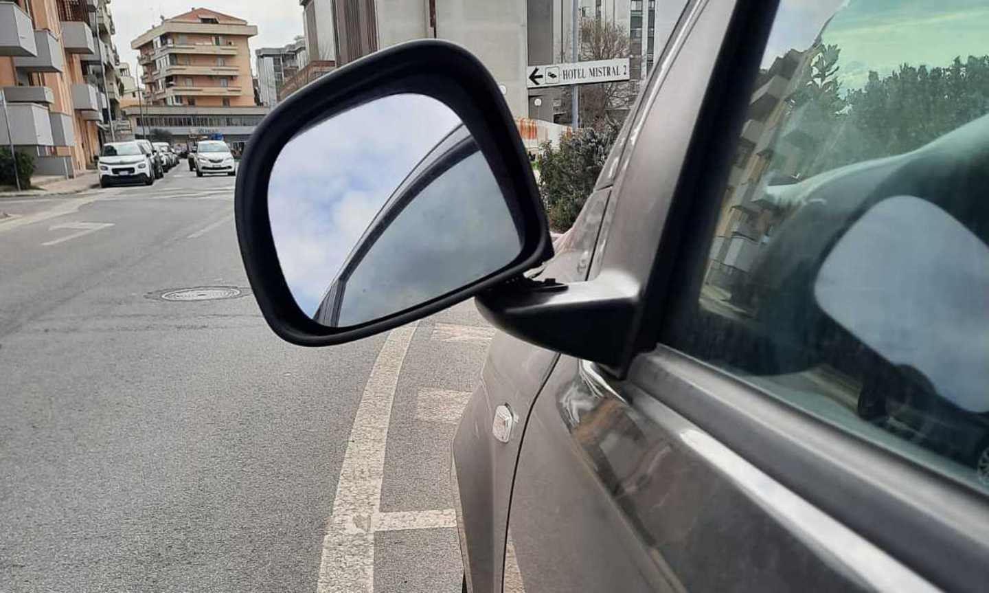 Vandali danneggiano decine di auto