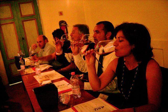 Un corso per assaggiatori di vino 