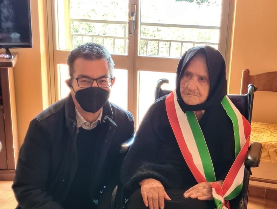 Bonaria Secci compie 102 anni e diventa sindaca per un giorno 