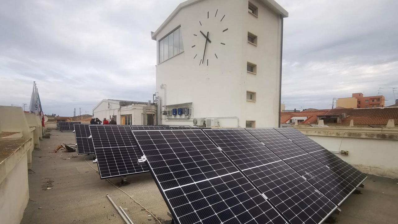 Pannelli solari sul tetto del municipio 