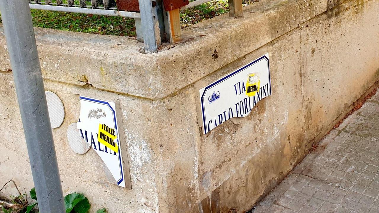 Le due targhe vicine distrutte