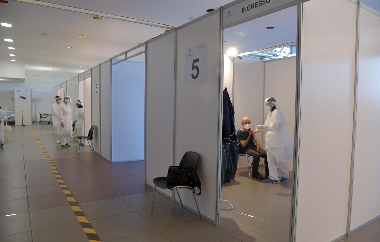 Da oggi vaccino proteico anche all’hub di Olbia 