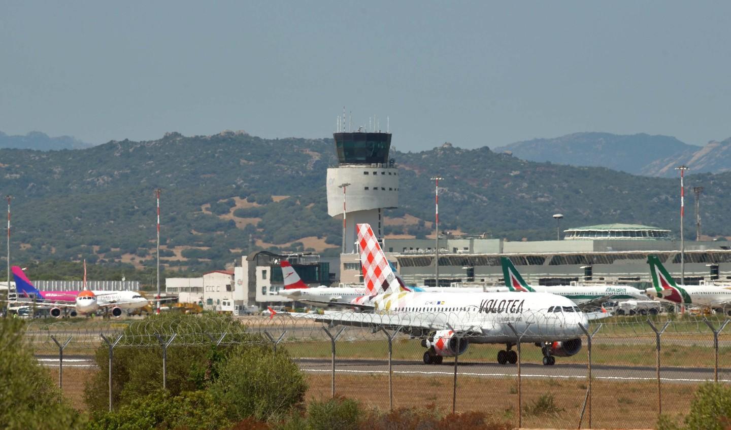 Dentro la torre di controllo di Olbia, gli angeli custodi dell’aria tra tecnologia ed esperienza 