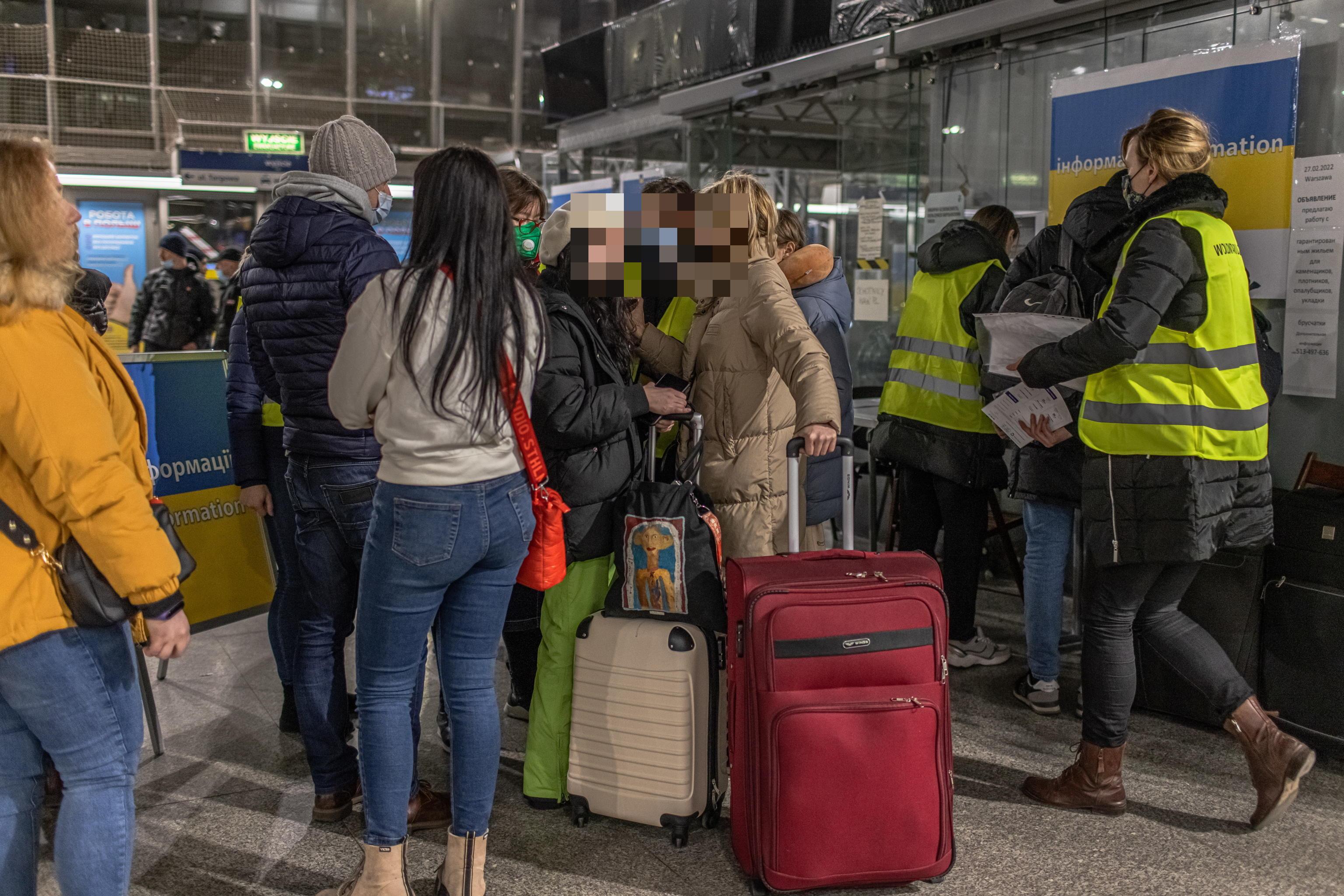Studenti ucraini alla stazione di Varsavia
