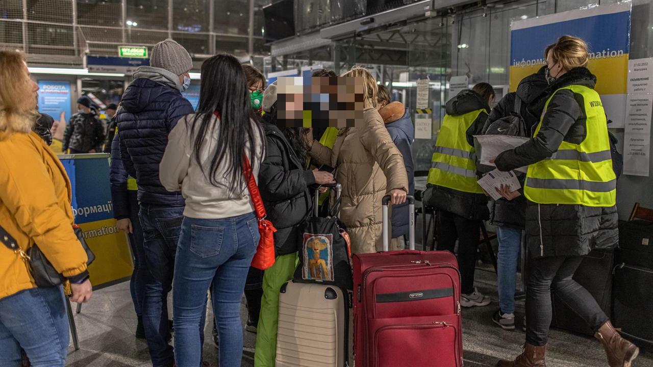 Studenti ucraini alla stazione di Varsavia
