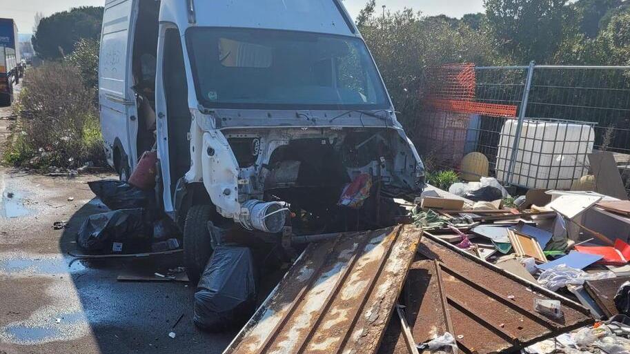 Lamiere, ingombranti, gomme: in via Enriques a Livorno è tornata la discarica