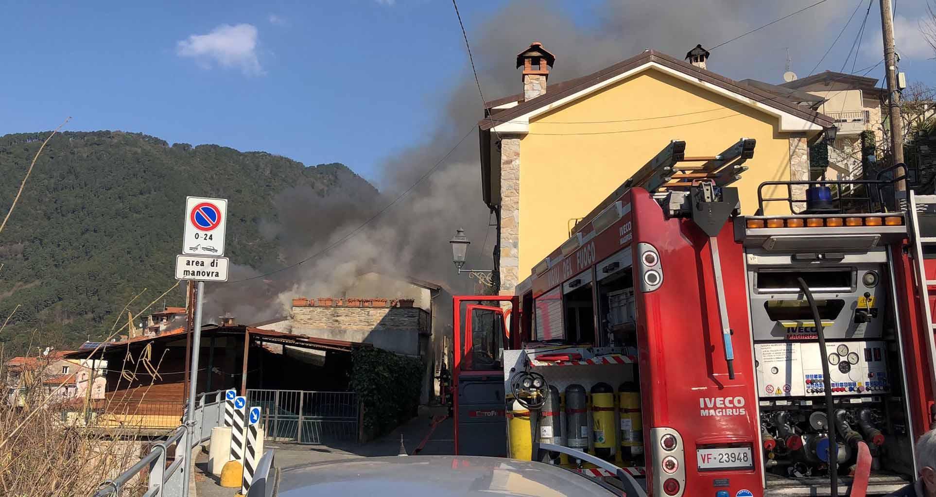 Fiamme devastano una casa a Pariana - Video
